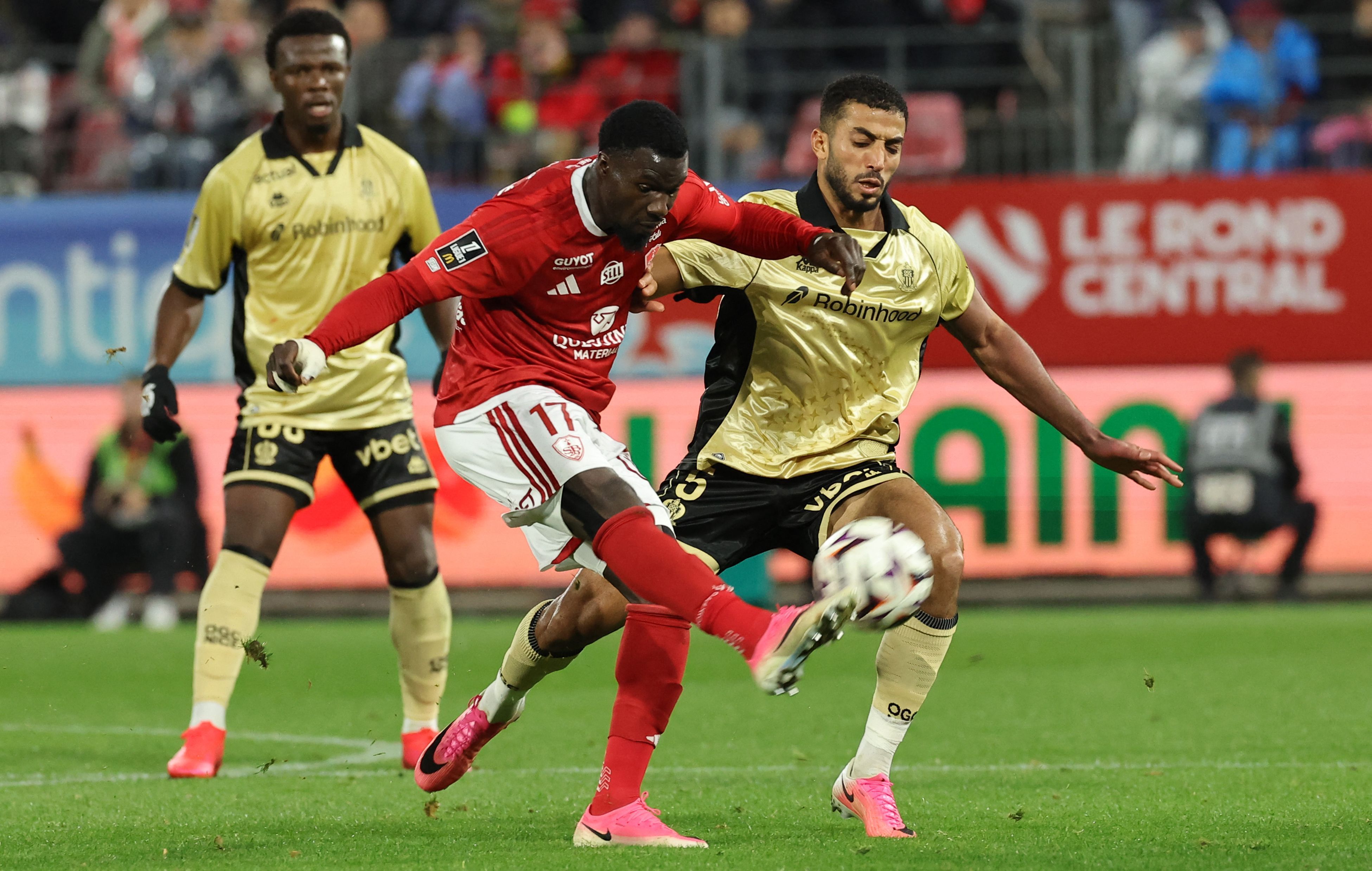 Mesmo após falha bizarra de goleiro, Nice vira sobre Brest pela Ligue 1