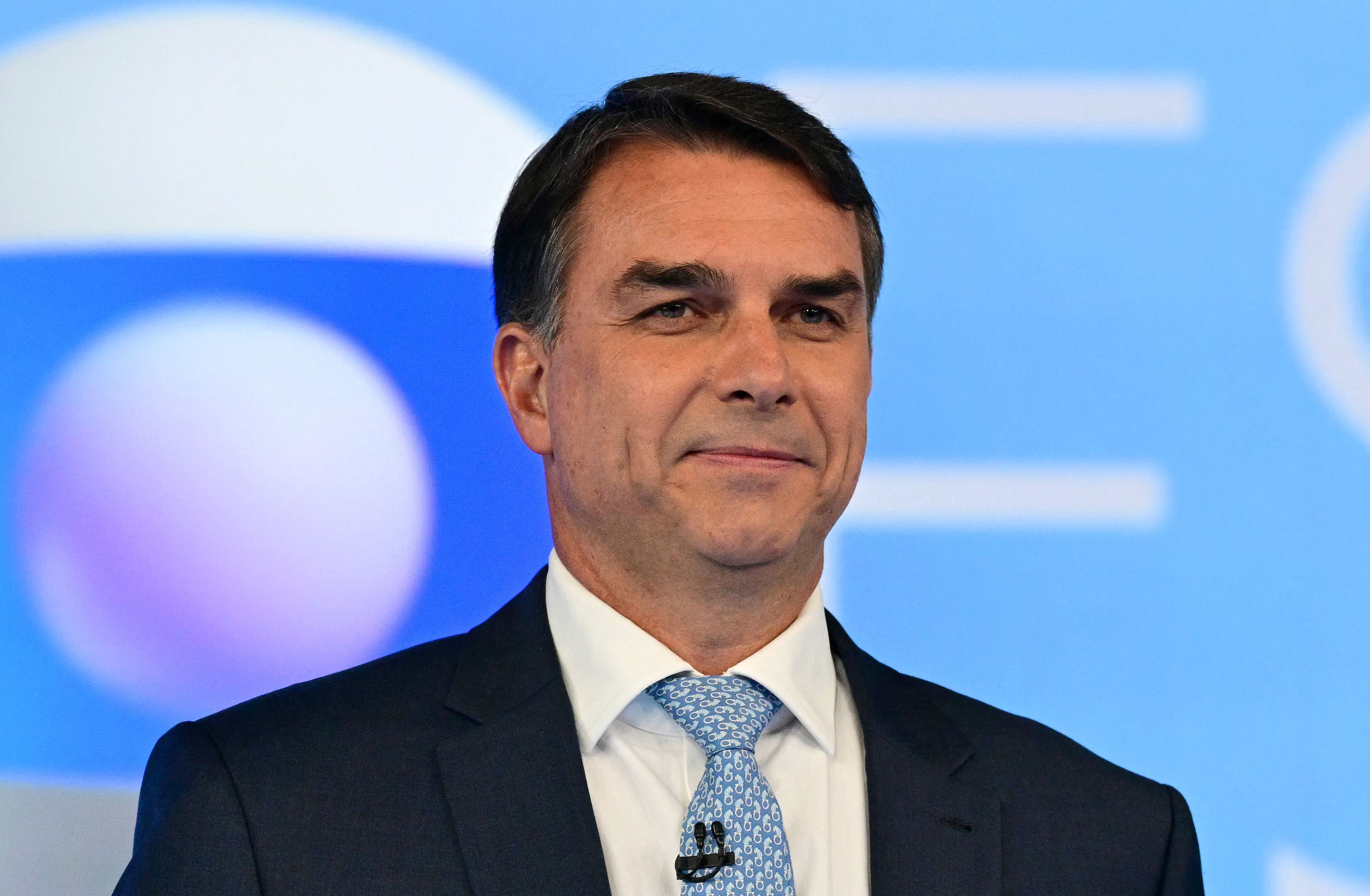 Defesa de Flávio Bolsonaro não consegue contato com senador em meio a especulações sobre fuga