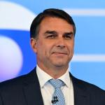 Defesa de Flávio Bolsonaro não consegue contato com senador em meio a especulações sobre fuga