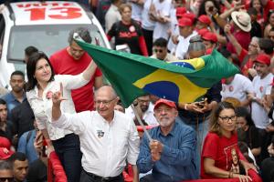 Lula tenta eleição de marcos inéditos com virada que nunca ocorreu na história