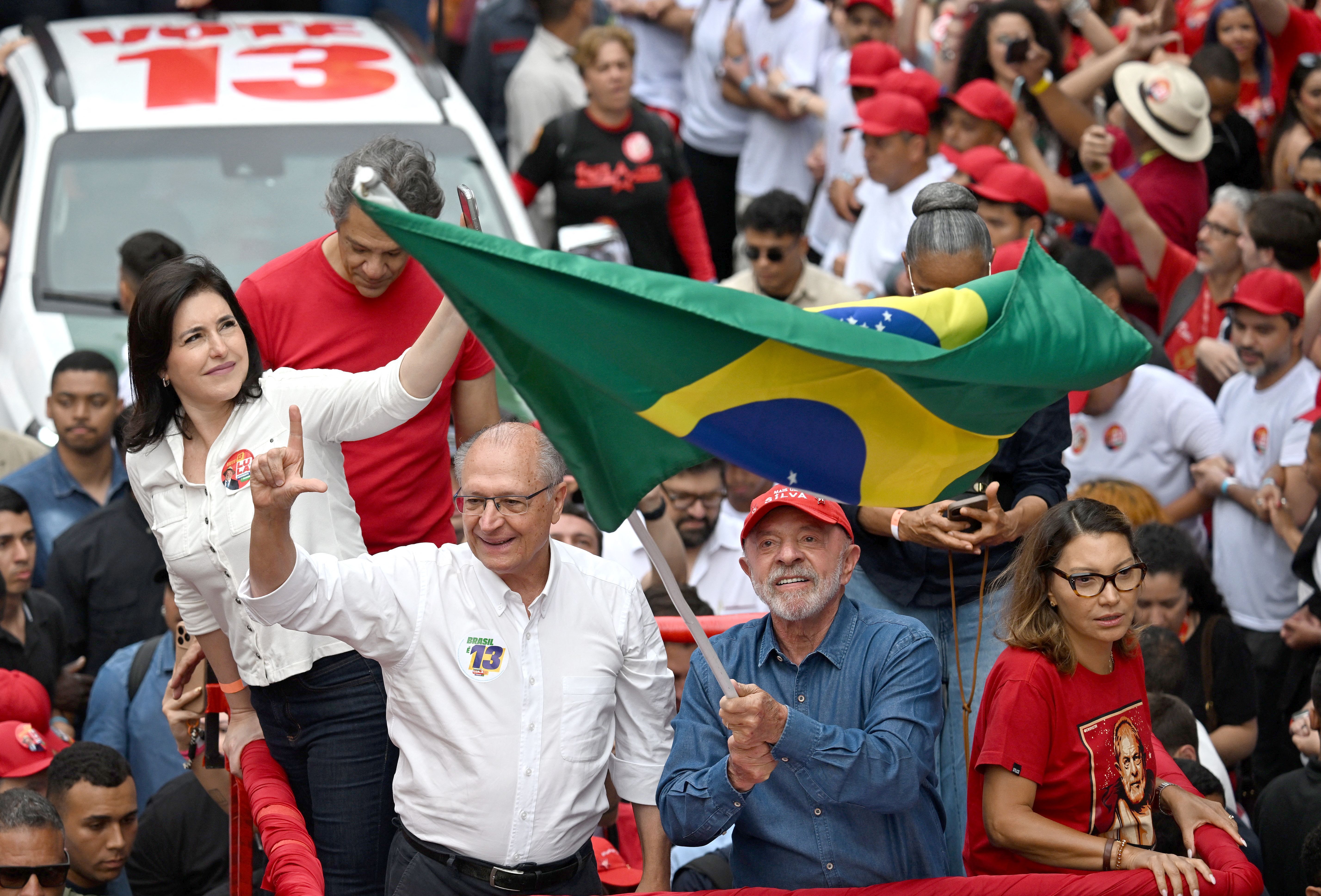 Com a reeleição, Lula conquista mais uma vitória contra família Bolsonaro