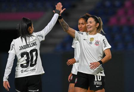 Jogadoras do Corinthians comemoram gol marcado em jogo pelas quartas de final