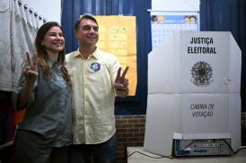 Flávio Bolsonaro vota no Rio de Janeiro neste segundo turno