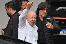 O presidente do Brasil e candidato à reeleição pelo Partido dos Trabalhadores (PT), Luiz Inácio Lula da Silva, gesticula ao chegar a uma seção eleitoral durante o segundo turno das eleições presidenciais em São Bernardo do Campo, estado de São Paulo, Brasil, em 25 de outubro de 2026