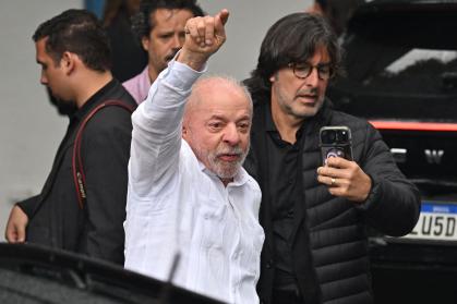 O presidente do Brasil e candidato à reeleição pelo Partido dos Trabalhadores (PT), Luiz Inácio Lula da Silva, gesticula ao chegar a uma seção eleitoral durante o segundo turno das eleições presidenciais em São Bernardo do Campo, estado de São Paulo, Brasil, em 25 de outubro de 2026