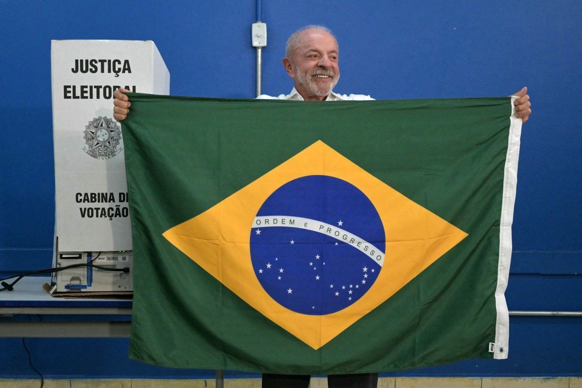 Lula vota em São Bernardo do Campo e ergue bandeira do Brasil em seção eleitoral