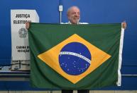 Lula vota em São Bernardo do Campo e ergue bandeira do Brasil em seção eleitoral