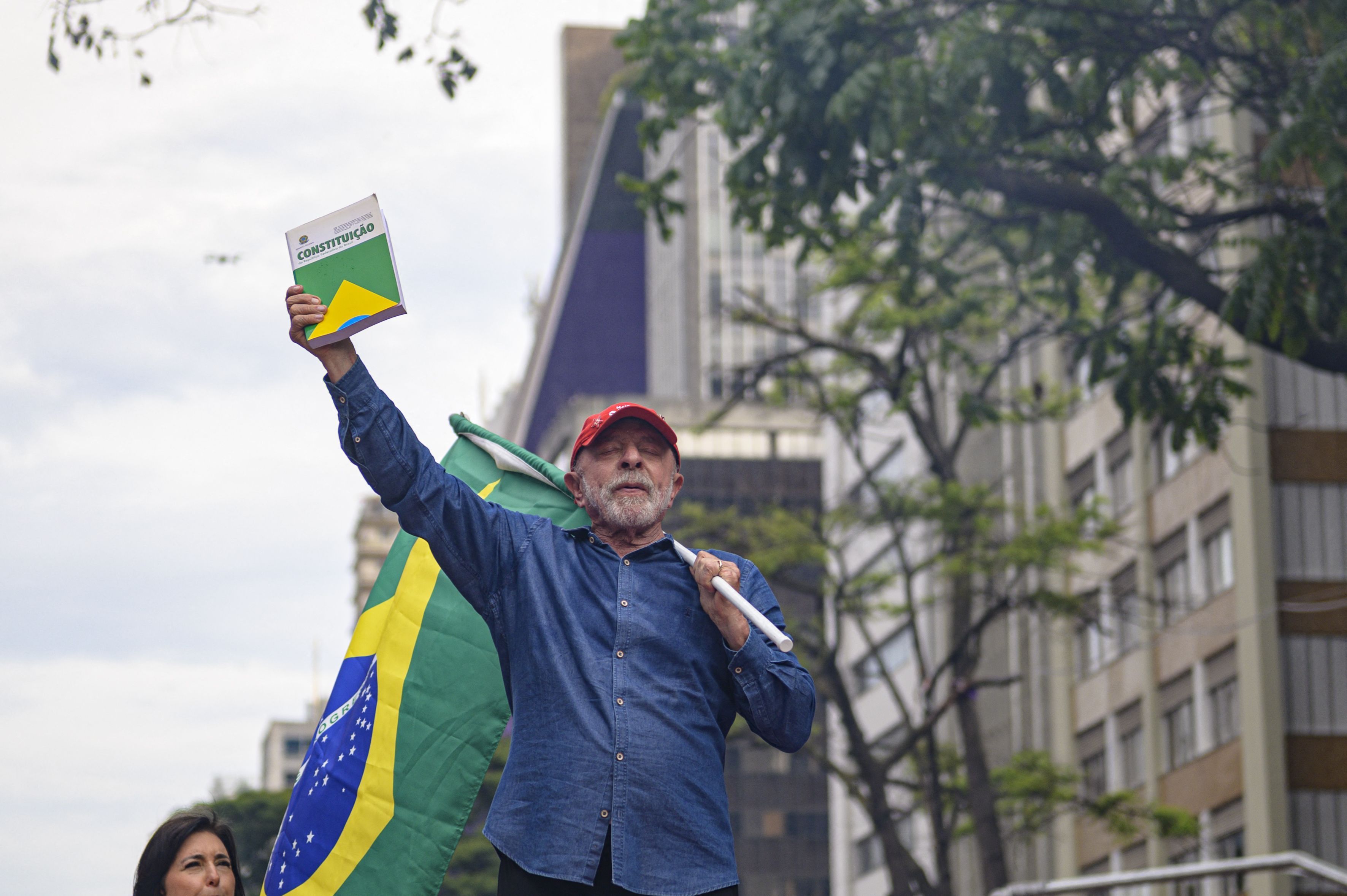 Com a reeleição, Lula conquista mais uma vitória contra família Bolsonaro