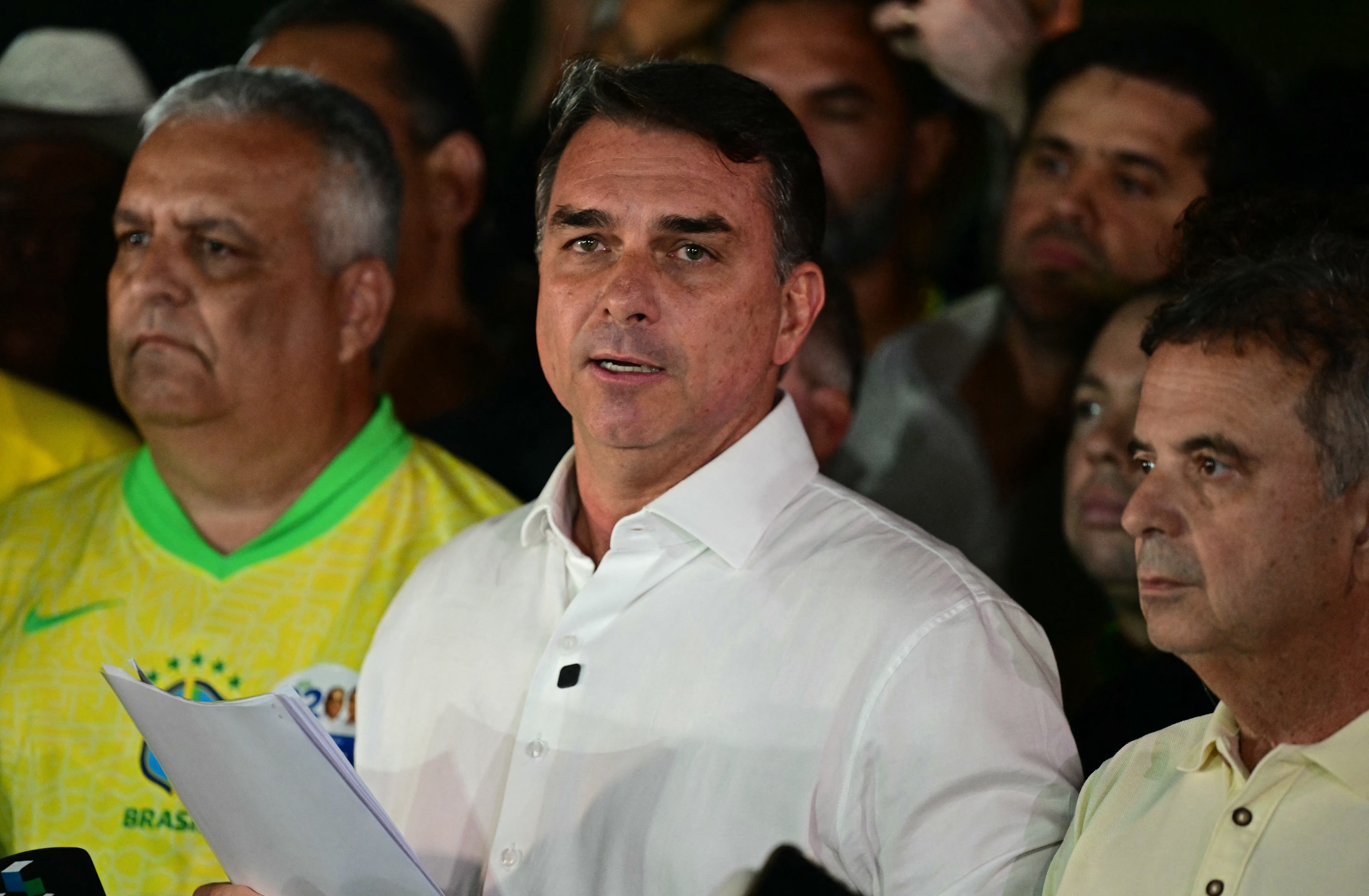 Flávio Bolsonaro não reconhece resultado e pede anulação da eleição