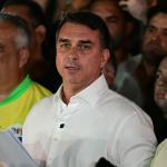 Flávio Bolsonaro descumpre prazo e não entrega passaporte à PF; prazo era até 11h