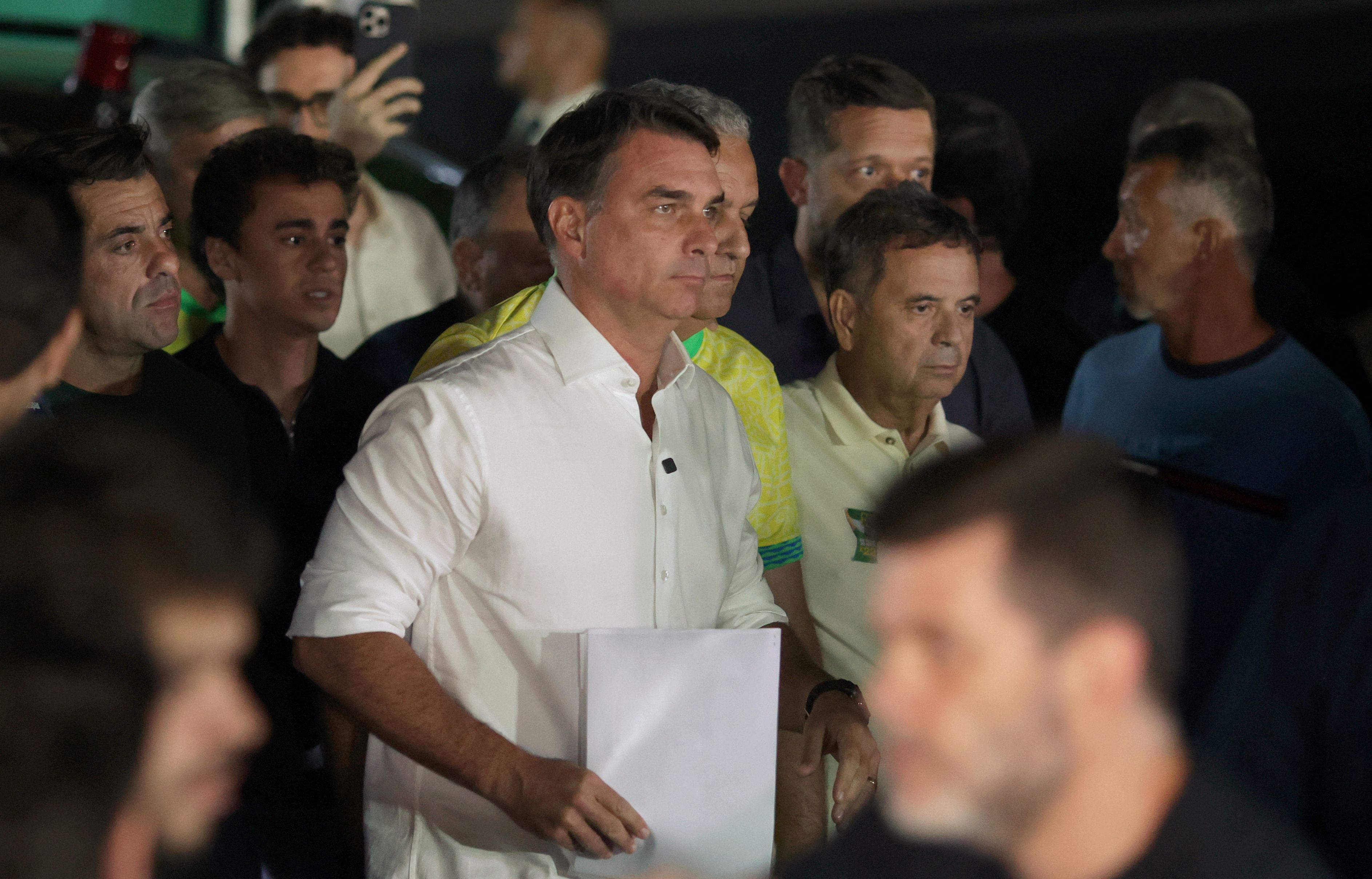 Flávio Bolsonaro recua e não questionará mais vitória de Lula