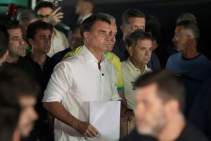 Senador Flávio Bolsonaro recua e não questionará mais vitória do presidente Lula