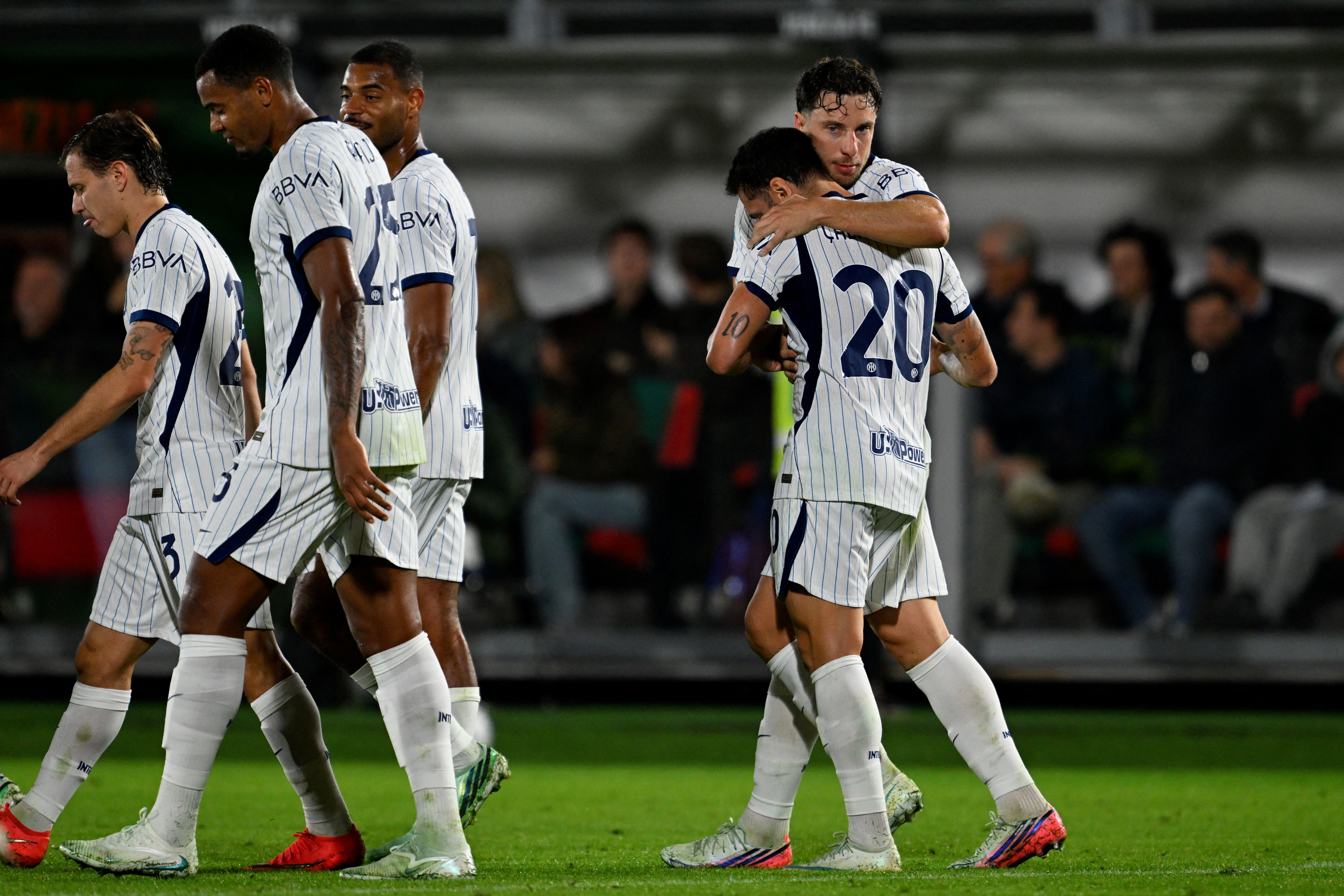 Com dois gols contra, Inter de MIlão bate lanterna Venezia e segue líder no Italiano