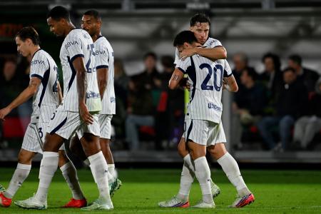 Jogadores da Inter de Milão celebram gol marcado contra o Venezia, pelo Campeonato Italiano