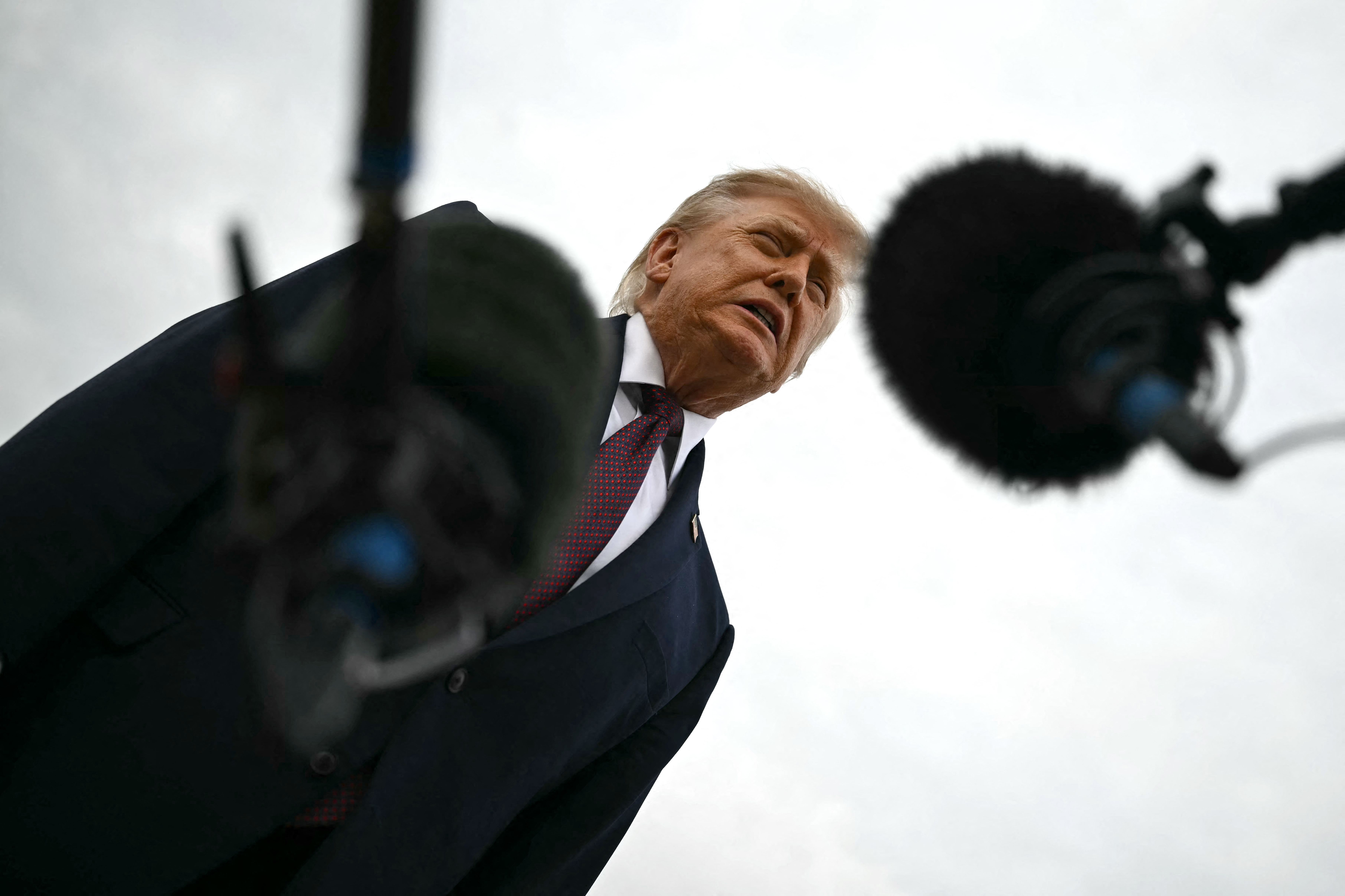 'Não vou me envolver', diz Trump sobre carta de Flávio Bolsonaro; assista
