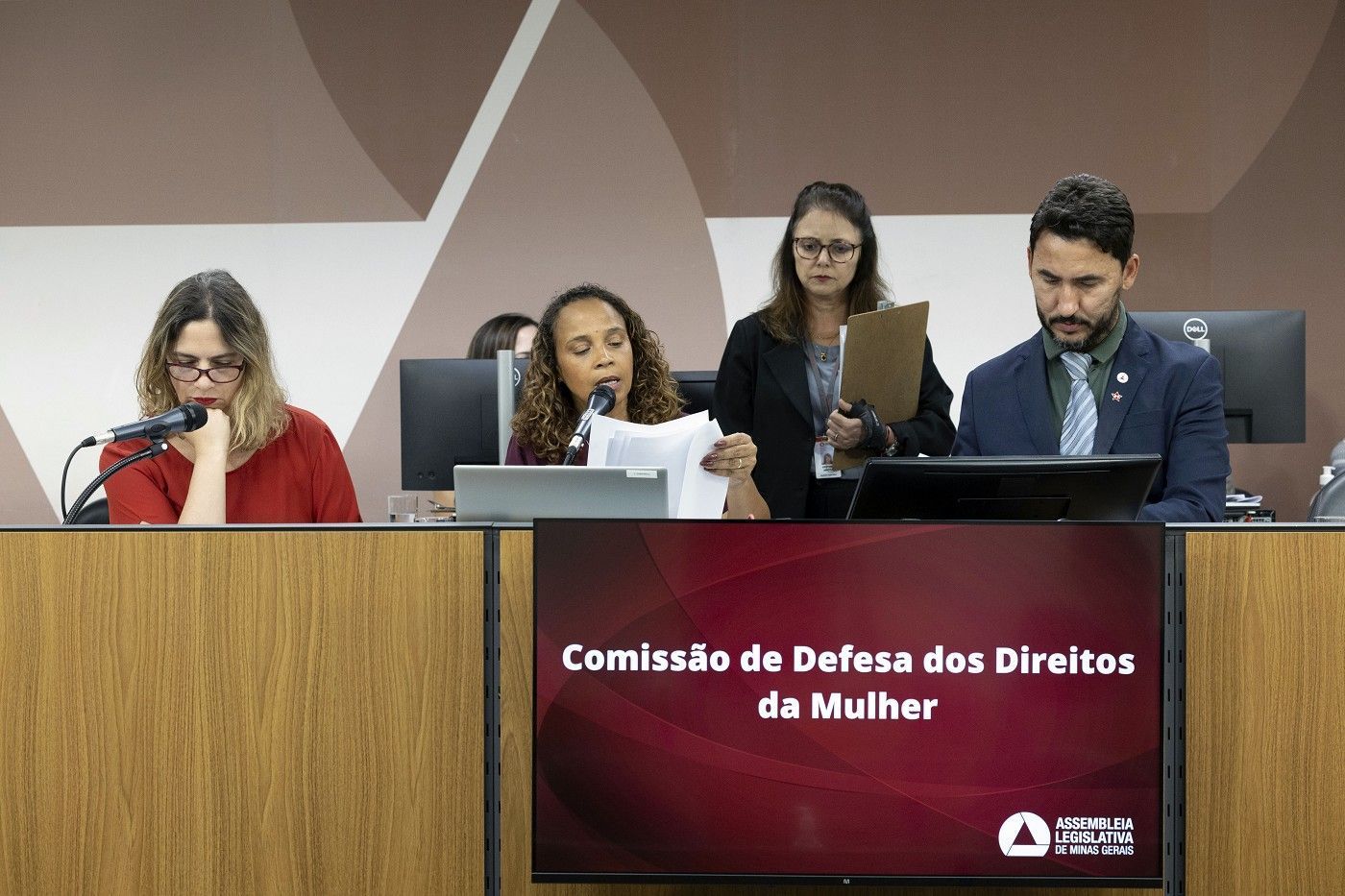 Projeto que prevê vagões exclusivos para mulheres no metrô avança na Assembleia