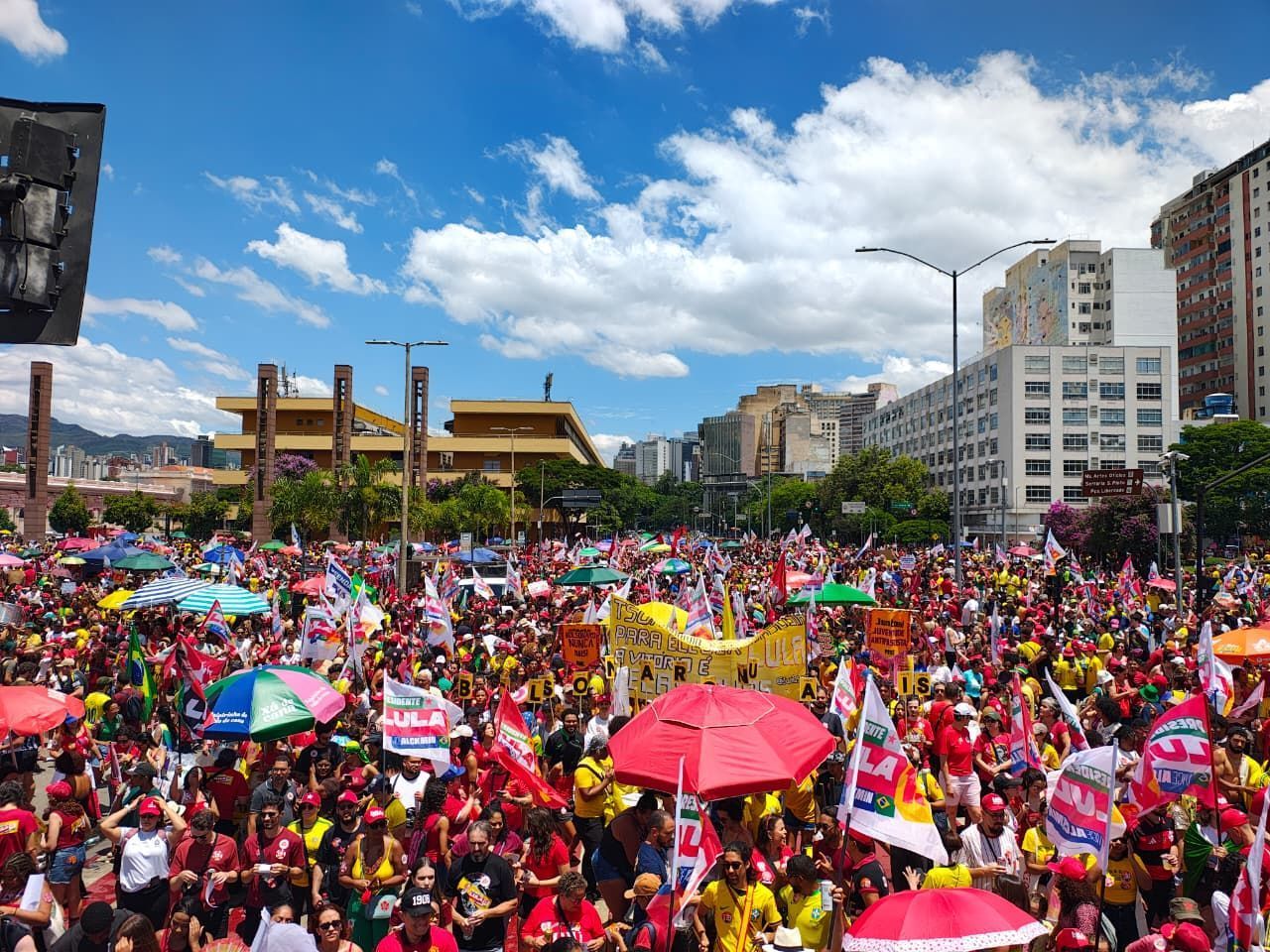 Ato em apoio a Lula lota Praça da Estação, no Centro de Belo Horizonte, a uma semana do 2º turno
