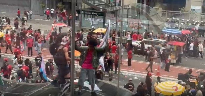 Estações de metrô são pichadas e depredadas em São Paulo após ato pró-Lula