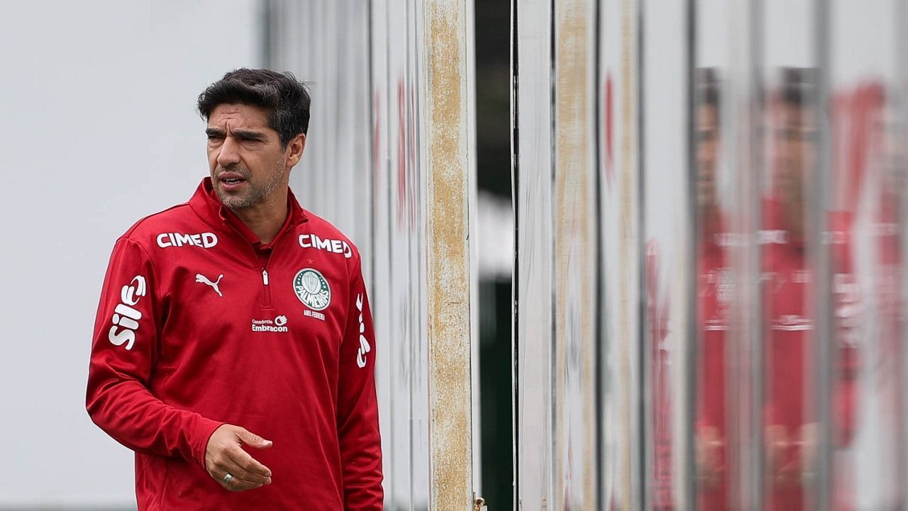 Palmeiras recebe RB Bragantino pelo Brasileiro vivo em três frentes