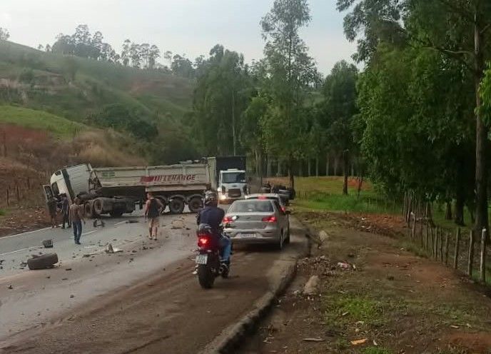 BR 381 tem congestionamento de 14 quilômetros em João Monlevade após acidente