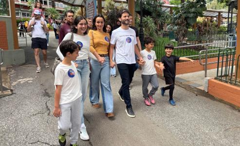 Acompanhado da família, Marcelo Aro vota em escola de BH