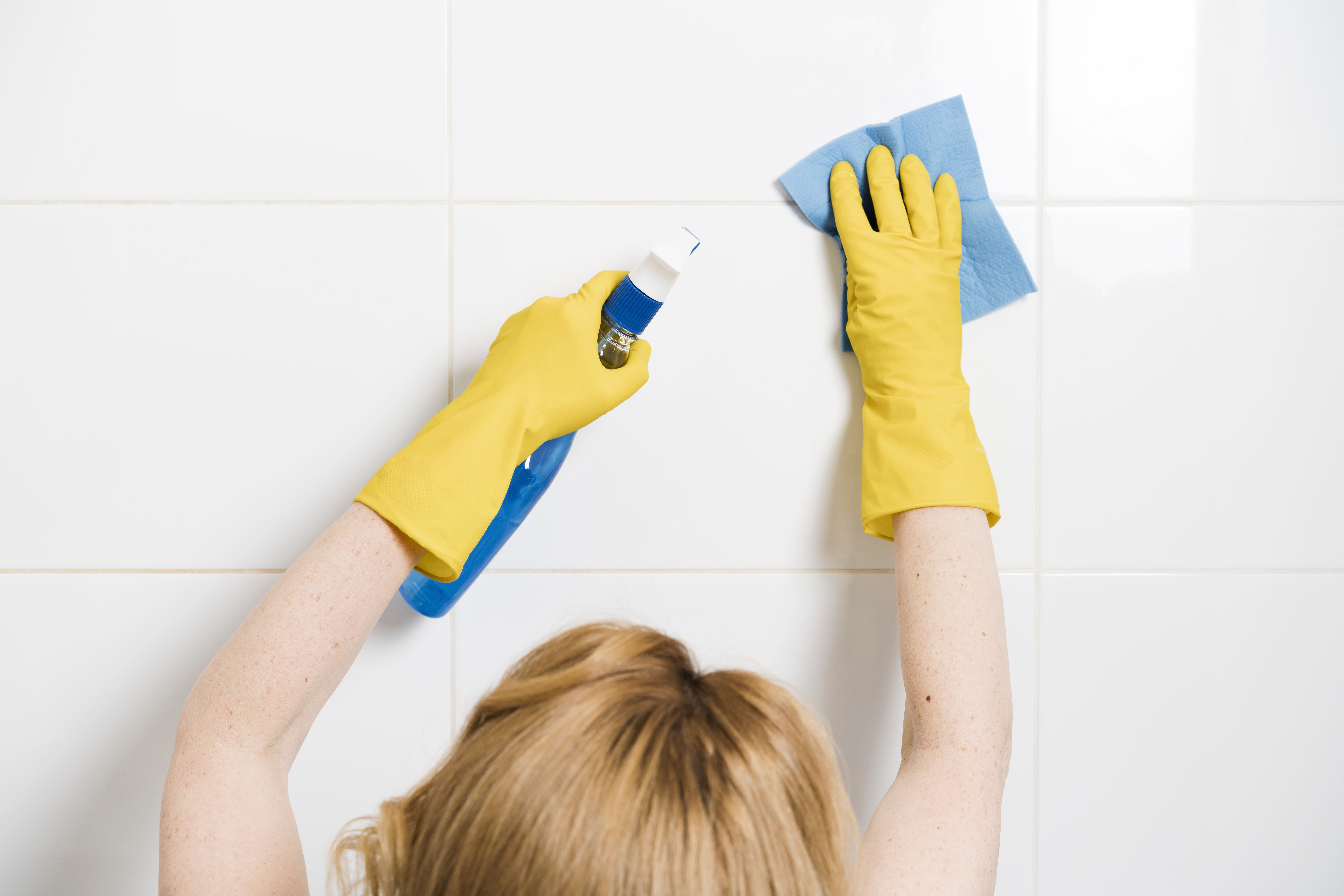 Adeus às horas esfregando azulejos: o truque com mopa que duas especialistas usam