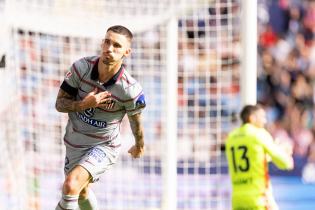 Alejandro Grimaldo marca para o Atlético de Madrid