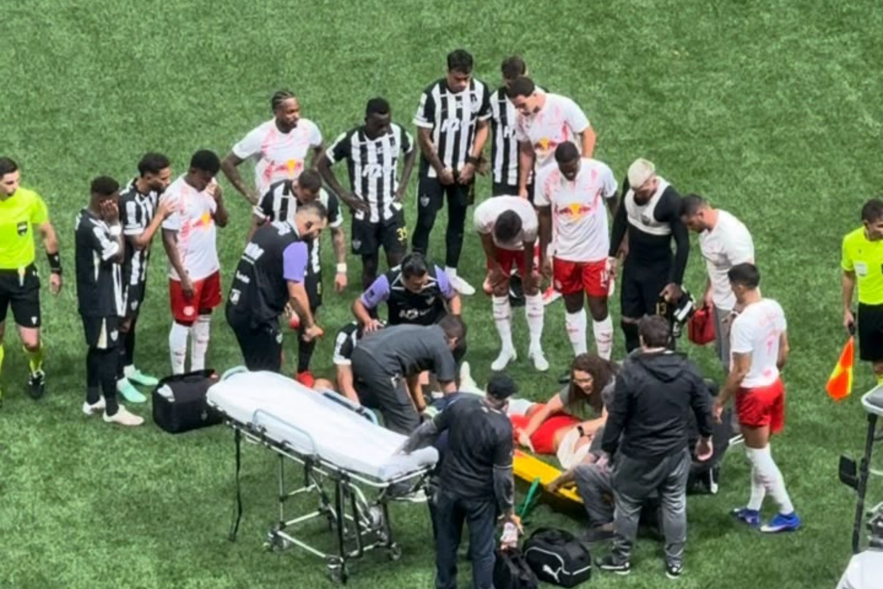 Atlético x Bragantino: jogador deixa Arena MRV de ambulância após choque de cabeça