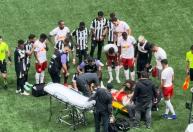 Atlético x Bragantino: jogador deixa Arena MRV de ambulância após choque de cabeça