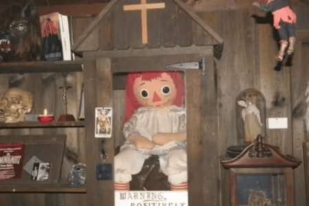 A Annabelle original é uma boneca de pano Raggedy Ann, diferente da versão de porcelana mostrada nos filmes.