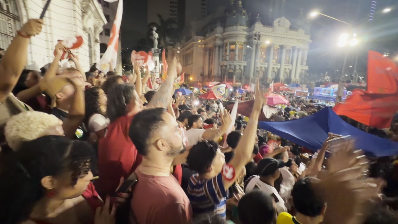 Apoiadores de Lula se reúnem na Cinelândia para acompanhar apuração no Rio