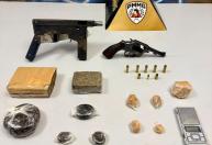 Quatro homens são presos com drogas, revolver e até uma submetralhadora em Ipatinga