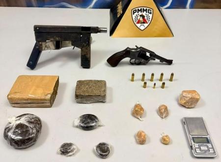 PM localiza submetralhadora calibre 9 mm, um revólver calibre .38, munições de diferentes calibres, duas barras de maconha, porções de haxixe e crack, além de uma balança de precisão e cinco aparelhos celulares.