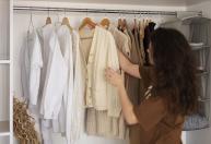O truque dos cabides que pode dobrar o espaço do seu guarda-roupa sem gastar com móveis novos