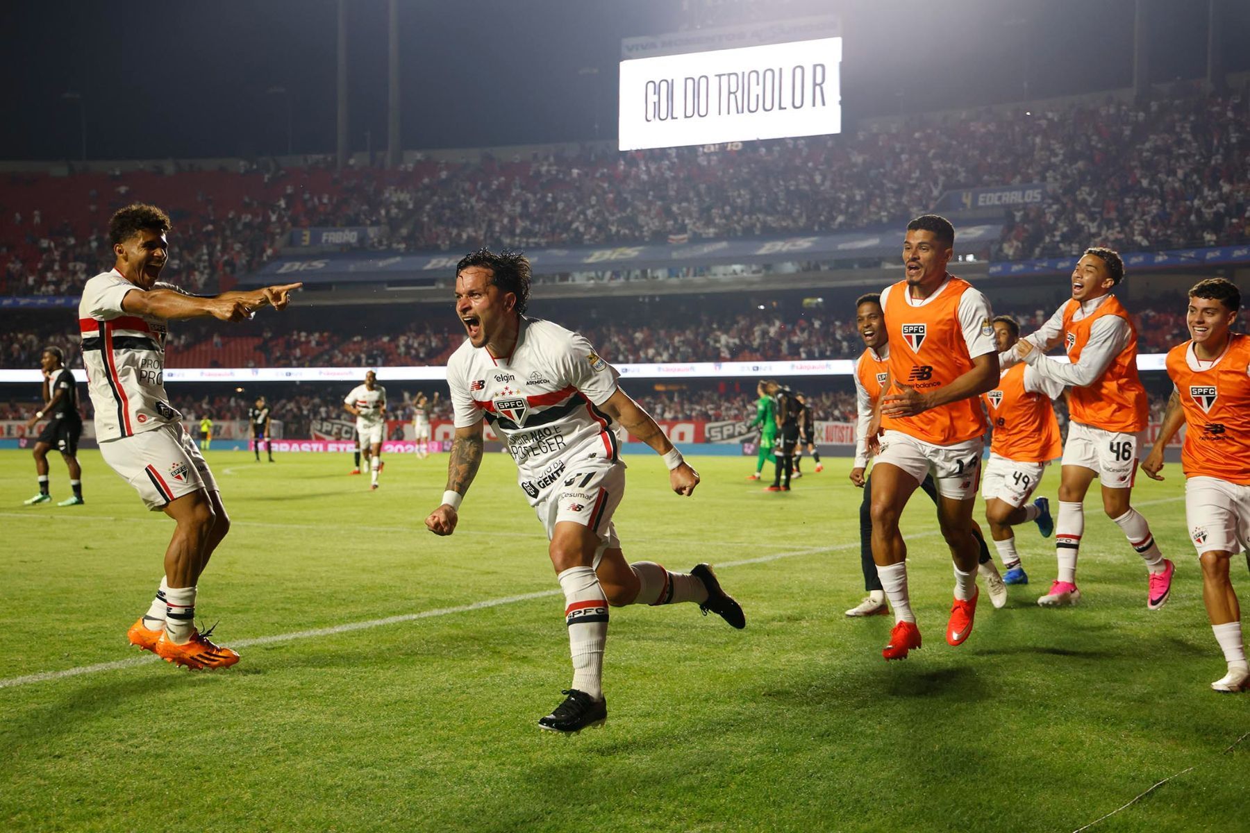São Paulo bate Vasco e mantém sequência de vitórias em casa pelo Brasileirão