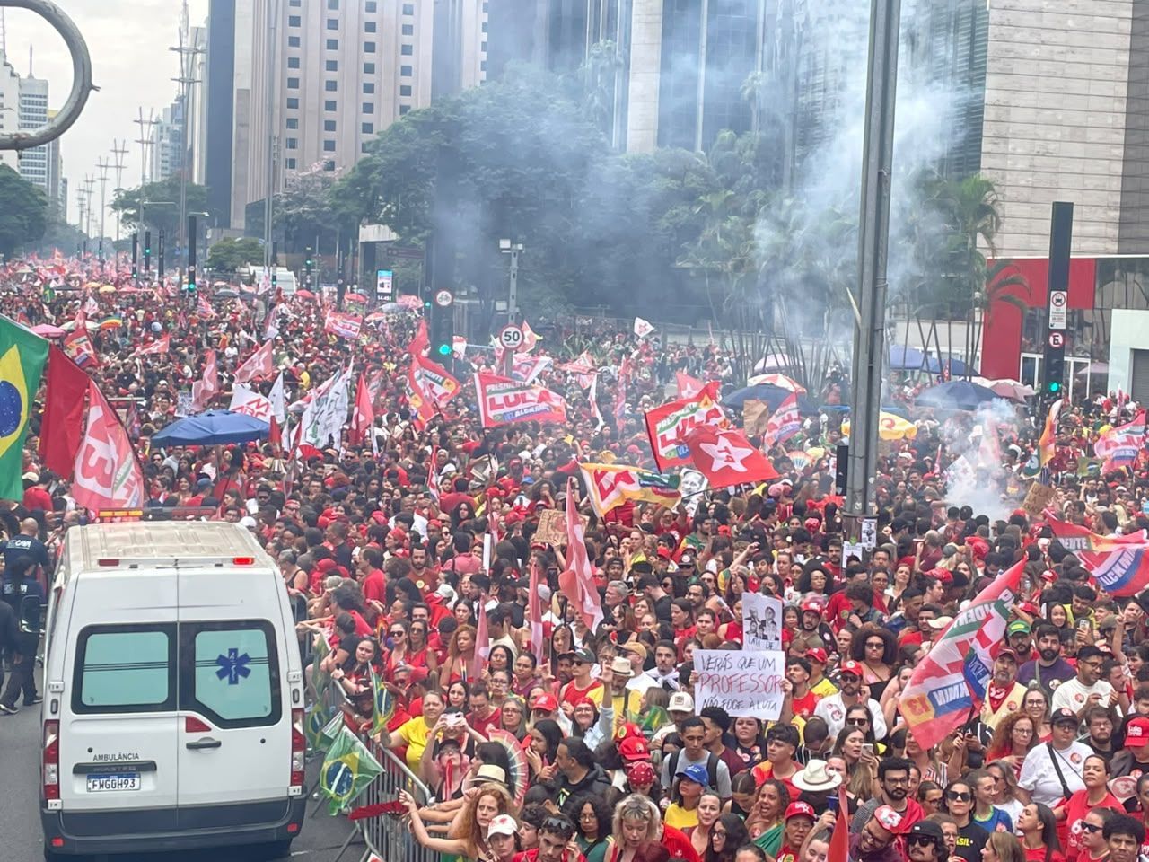 Lula leva milhares de manifestantes para último ato na Avenida Paulista