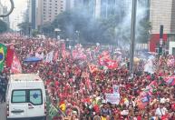 Lula leva milhares de manifestantes para último ato na Avenida Paulista