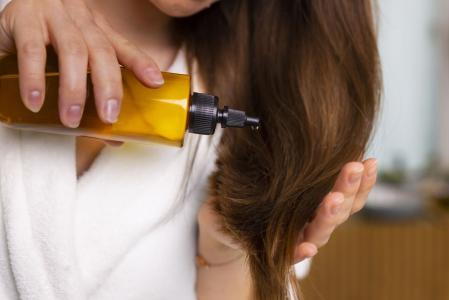 Entenda como o azeite de oliva age no cabelo e saiba como aplicar