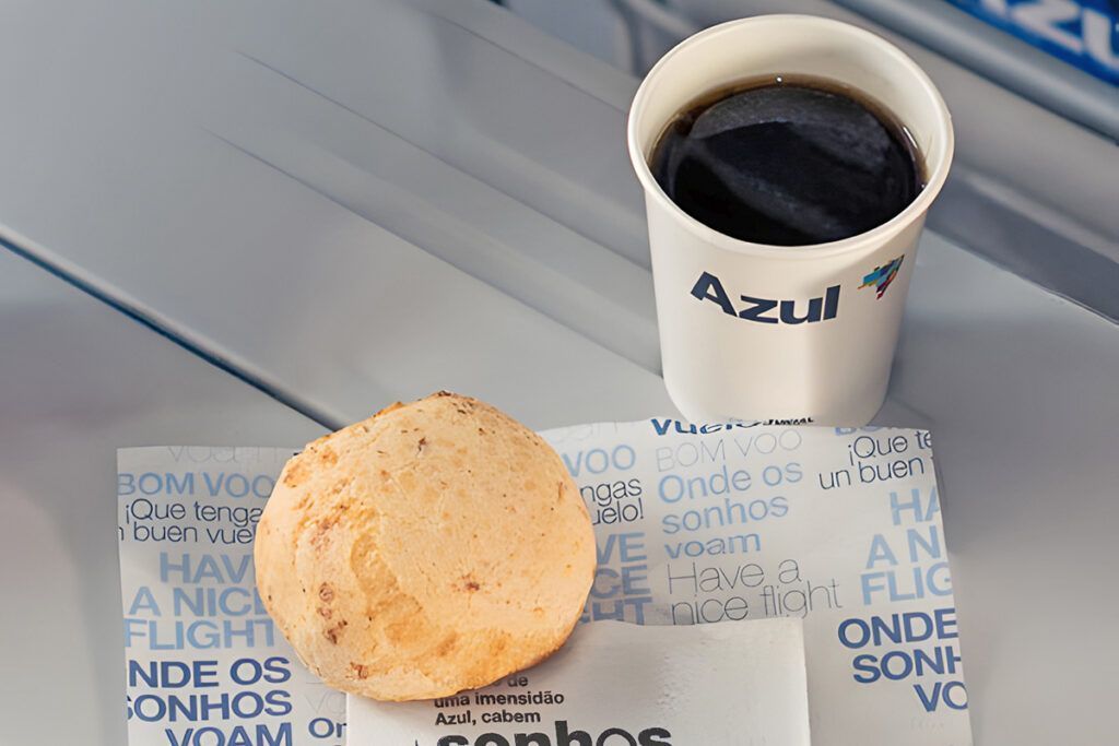 Azul passa a servir pão de queijo em voos internacionais