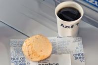 Azul passa a servir pão de queijo em voos internacionais