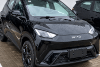 BYD Dolphin Mini 2027 ganha pneus mais largos, novas rodas e aerofólio do modelo europeu