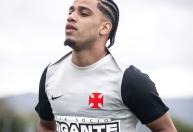 Brenner treina no campo e se aproxima de retorno ao Vasco