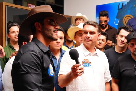 Sertanejos manifestaram apoio a Flávio Bolsonaro (PL) nesta terça-feira (20)