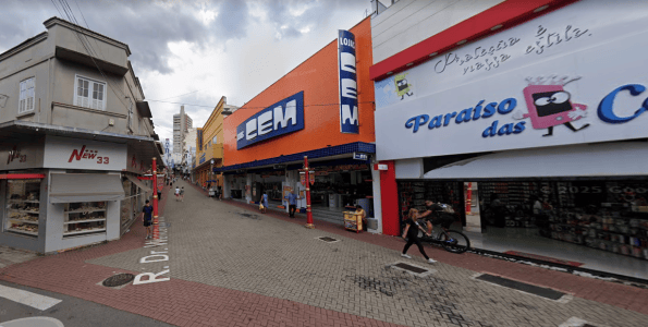 Calçadão da Rua Wenceslau Braz no centro de Varginha.