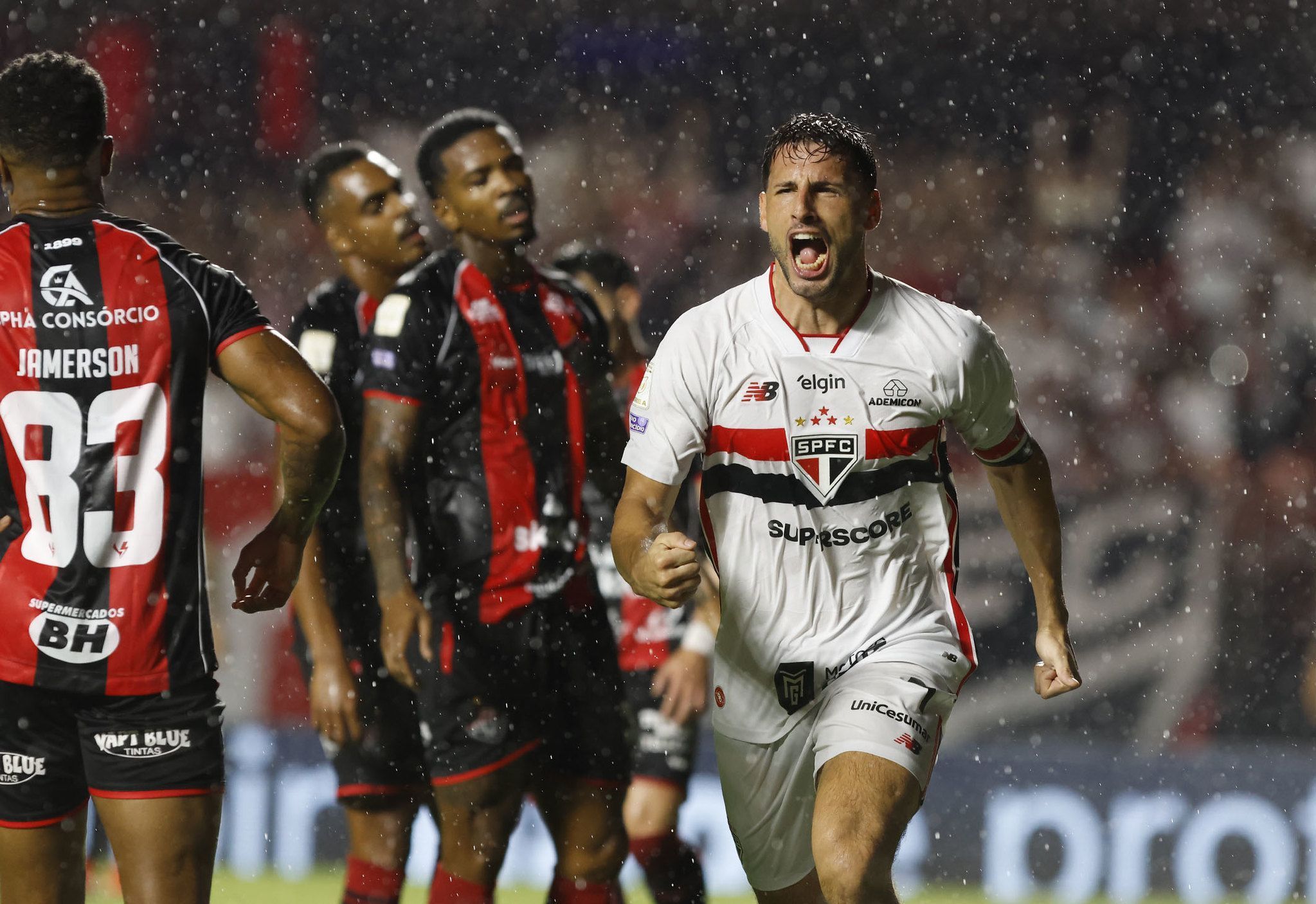 Calleri brilha, e São Paulo bate Vitória pelo Brasileiro em volta de Lucas