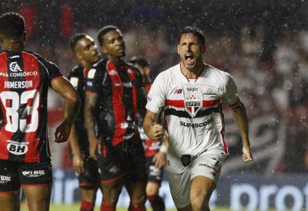 Calleri marca dois gols em São Paulo x Vitória