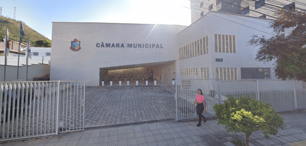 Apresentação de palestra sobre apicultura no auditório da Câmara Municipal de Caxambu.
