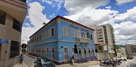 Fachada do prédio da Câmara Municipal de Varginha em noite de sessão plenária.