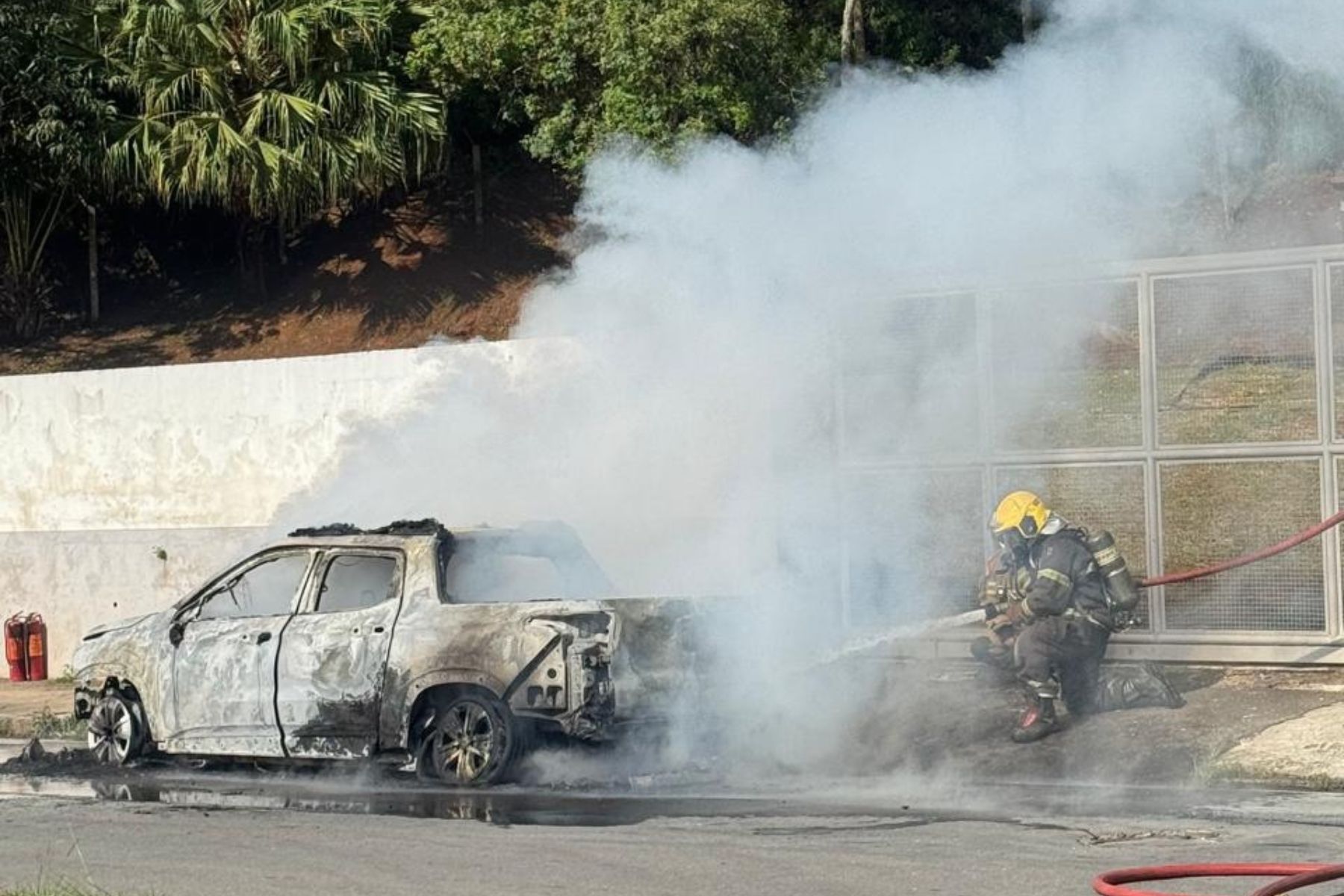 Bombeiros controlam incêndio em veículo no Bairro Bom Clima em Juiz de Fora