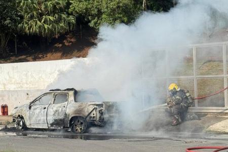 Caminhonete é destruída em incêndio em Juiz de Fora